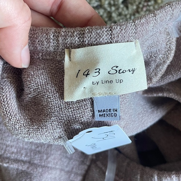 Boutique Sweater - Picture 4 of 6